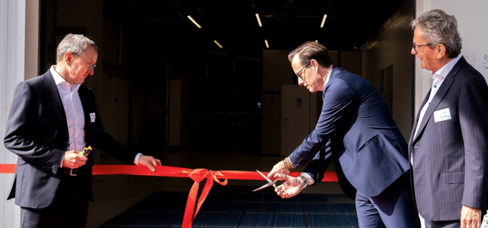 Opening of the new syringe plant by CEO Dr. Stefan Koch (center) together with Christoph Klaus (right) and his successor Dr. Marcel Oster. Opening of the new syringe plant by CEO Dr. Stefan Koch (center) together with Christoph Klaus (right) and his successor Dr. Marcel Oster.
