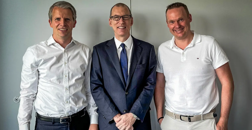 GIGA.GREEN founders Sebastian Schmidt (left) and Wolfgang Röbig (right) with Scott Callon, Chairman of Ichigo Inc. GIGA.GREEN founders Sebastian Schmidt (left) and Wolfgang Röbig (right) with Scott Callon, Chairman of Ichigo Inc.